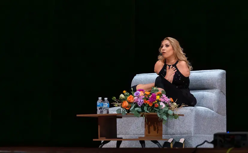 Adriana Macías durante una charla en formato íntimo