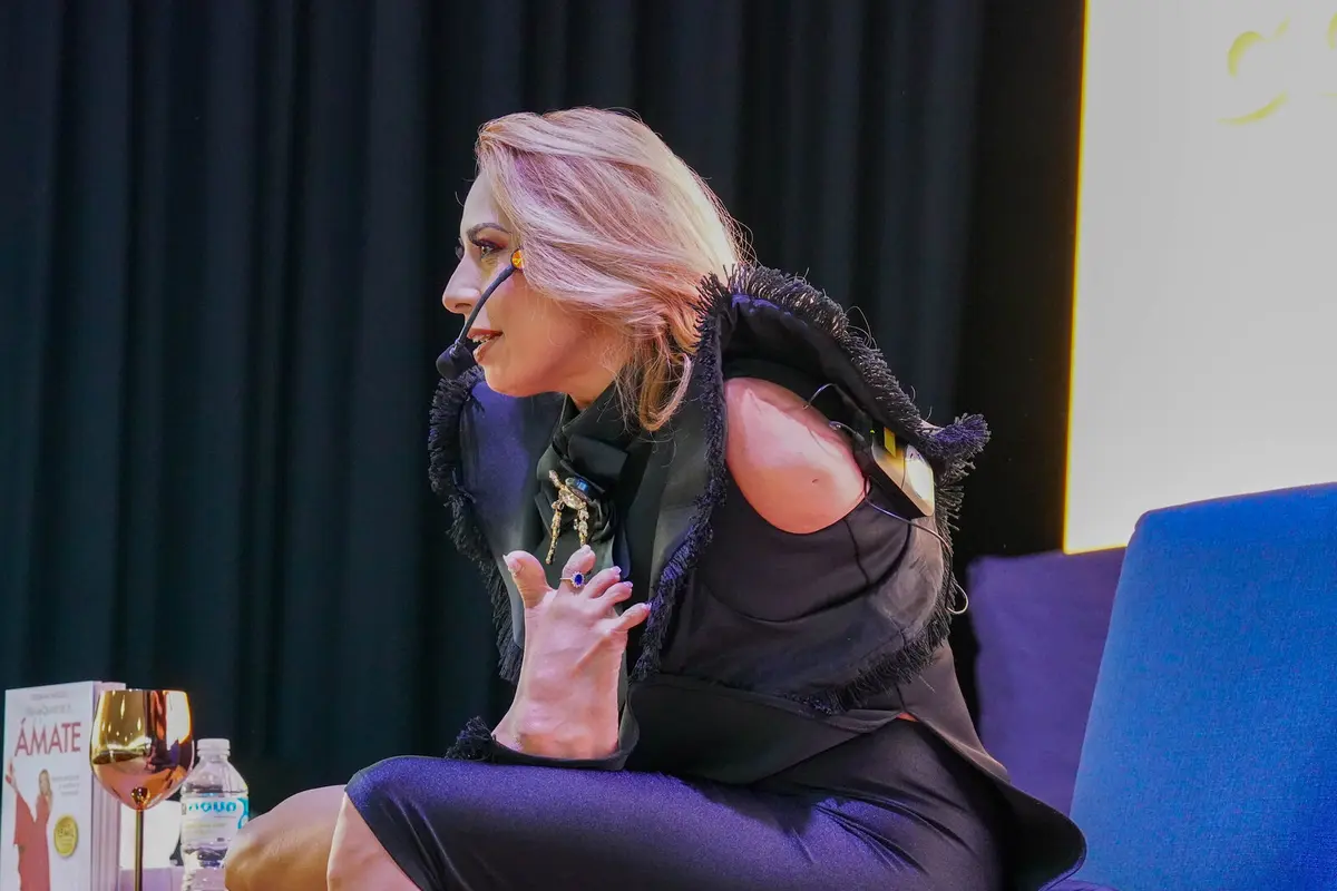 Adriana Macías conversando con el público